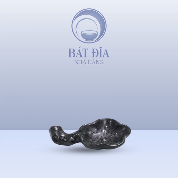 Gác Đũa Hoa Men Đen Chấm Sơn