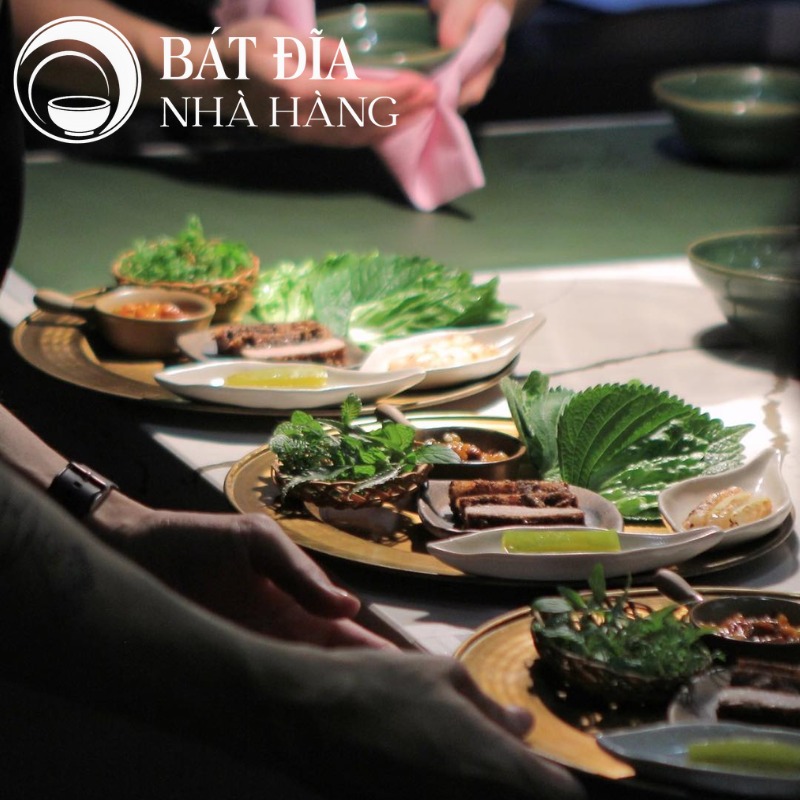 Bát đĩa trong nhà hàng