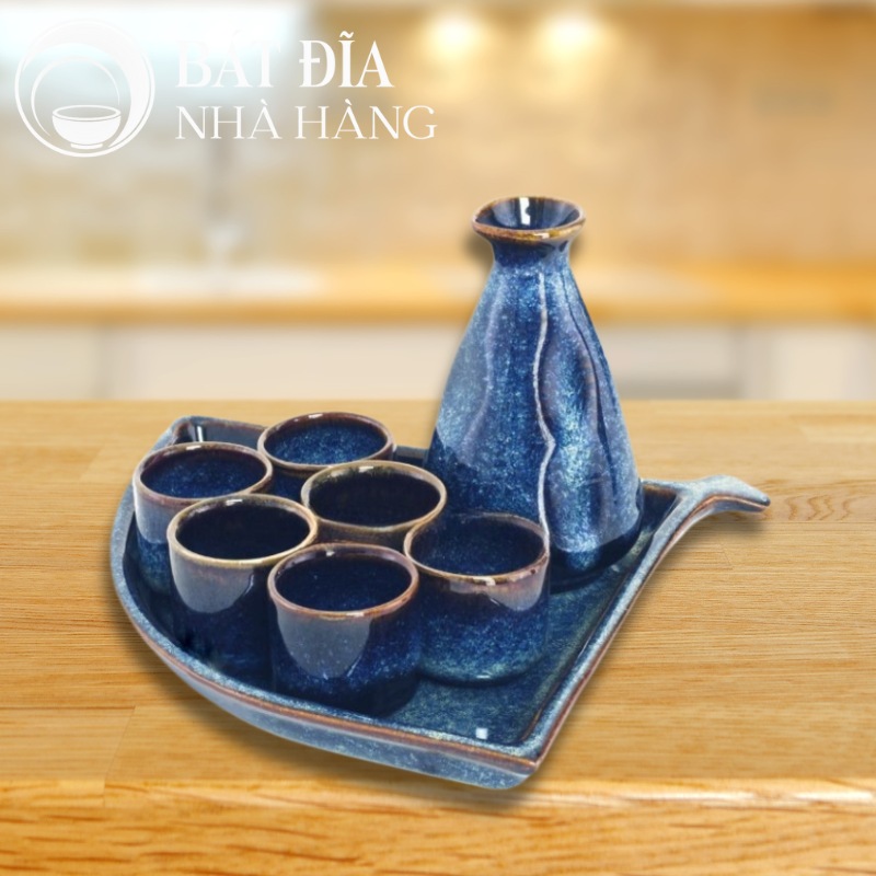 Bình rượu và cốc uống rượu