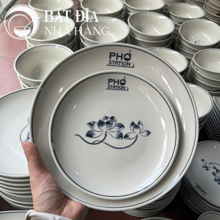 Tô Sâu Đựng Phở Men Trắng Ngà Vẽ Hoa Sen In Logo
