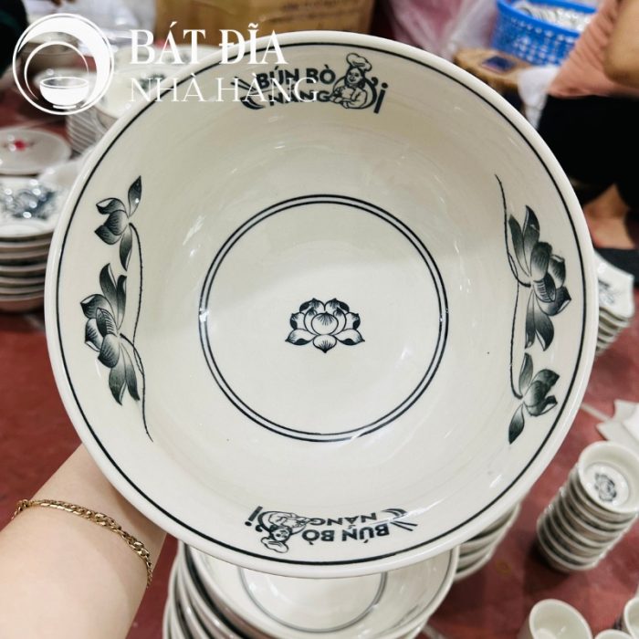 Tô Sâu Đựng Phở Men Trắng Vẽ Hoa Sen In Logo