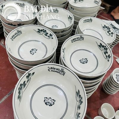 Tô Sâu Đựng Phở Men Trắng Vẽ Hoa Sen In Logo