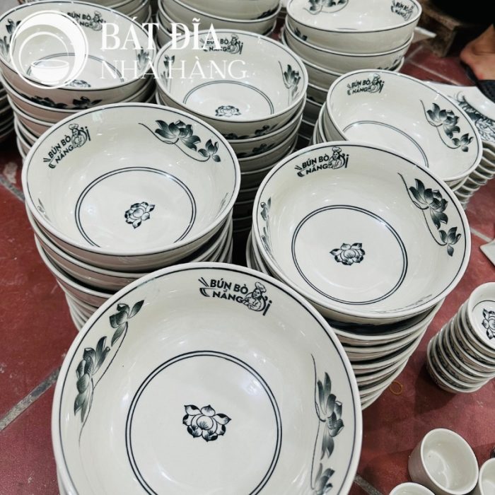 Tô Sâu Đựng Phở Men Trắng Vẽ Hoa Sen In Logo