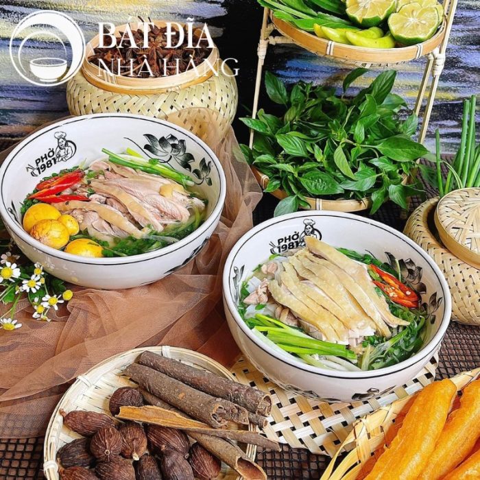 Tô Sâu Đựng Phở Men Trắng Vẽ Hoa Sen In Logo