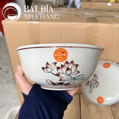 Tô Sâu Đựng Phở Men Trắng Vẽ Hoa Sen In Logo