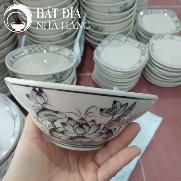 Tô Yêu Đựng Phở Men Trắng Vẽ Hoa Sen In Logo