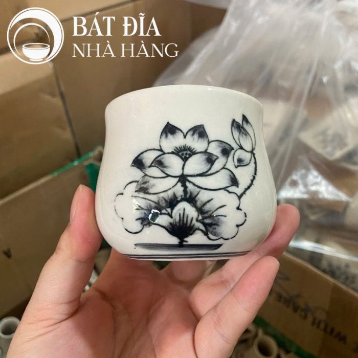 Tô Yêu Đựng Phở Men Trắng Vẽ Hoa Sen In Logo